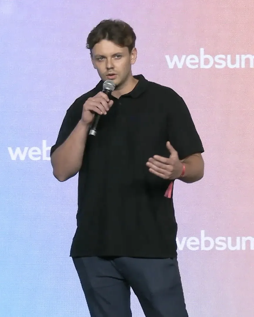 Klaus Siebeneicher mit Mikrofon auf der Bühne beim Web Summit